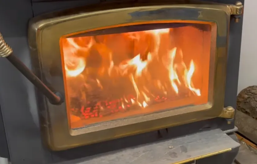 combustion poêle à bois avec des granulés de bois